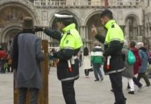 VENEZIA: BANKSY ALLONTANATO DAI VIGILI CHE NON LO “RICONOSCONO”.