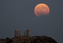 Stasera l’eclissi parziale della luna. Che diventerà anche rossa…