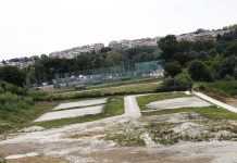 Un anno dopo, la spiaggia sul Tevere è una discarica. Doveva essere la “perla” della capitale.