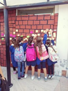 I bambini della scuola elementare Luigi Silocchi attaccano sul muro i post-it.