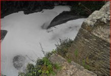 Fosso Gramiccia, la schiuma è cosi tanta che vola come neve. Sfida di sfrontata arroganza