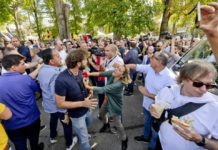 Festa Cinque Stelle: all’arrivo di Virginia Raggi scoppia una rissa tra giornalisti e attivisti.