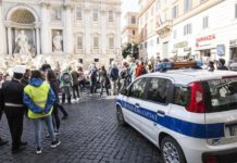 Roma: nessun controllo a ristoranti e negozi in cambio di gelati e cene. A processo tre vigili urbani.