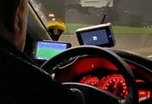 Roma: tassista guarda la partita mentre guida a 110 km/h. La denuncia di un giornalista spagnolo.