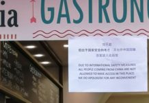 Roma, Coronavirus: “Le persone che vengono dalla Cina non possono entrare”, cartello davanti a un bar a Fontana di Trevi.