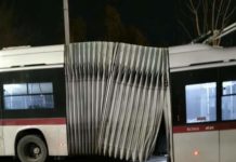 Roma: il filobus spezzato ieri sera, ennesima immagine di una città allo sbando.