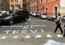 Roma: scritta sull’asfalto volutamente sbagliata manda in tilt i turisti nei pressi di Fontana di Trevi..