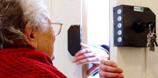 Roma: tenta di rubare in casa di un’anziana signora ma la “nonnina” lo mette in fuga.