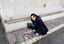 La magia delle donne, a Capena rammendano le buche dei marciapiedi con mosaici