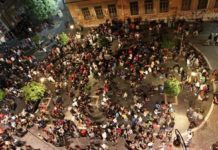 Galli, virologo: “Vanno chiusi i locali, altrimenti i giovani porteranno il virus a genitori e nonni”.