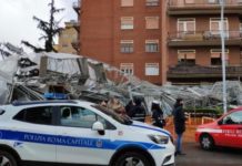 Roma: crolla ponteggio di 8 piani al Tuscolano, nessun ferito, diverse auto danneggiate.