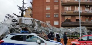 Roma: crolla ponteggio di 8 piani al Tuscolano, nessun ferito, diverse auto danneggiate.