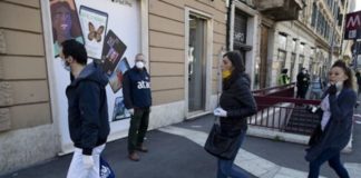 Dal 4 maggio si potranno rivedere amici e parenti ma vietate cene e assembramenti.