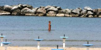 Governo: “Chi abita al mare o vicino a un lago può fare il bagno”.