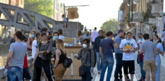 Milano: folla sui Navigli e divieti non rispettati. L’infettivologo: “La città è una bomba”.