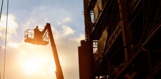 Per dieci ore al lavoro sotto al sole in cantiere, muore operaio 35enne.