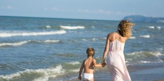 Chiede distanza per il figlio malato. Aggredita da due donne: “Il Covid non esiste, tienilo a casa”.