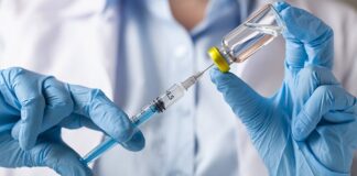 Oggi l’ok per il vaccino AstraZeneca agli over 65.