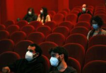 Milano: code all’alba per la riapertura dei cinema.