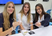 Tre ragazze creano la cannuccia antistupro: si colora se c’è la droga nel drink.