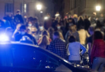 Roma: movida folle a San Lorenzo, agenti accerchiati e lanci di bottiglie.