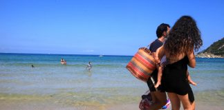 Forza Italia: “Mille euro di bonus vacanze per chi si vaccina”.