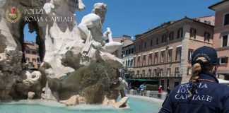 Piazza Navona: provano ad arrampicarsi sulla “Fontana dei 4 fiumi”, multati.