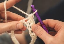 Arriva la “crochet mania”, il fascino dell’uncinetto
