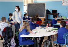 Scuola, si cambia: basta un positivo in classe e si va in Dad.