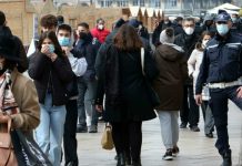 Mascherine all’aperto in tutta Italia? Il governo decide questa settimana.