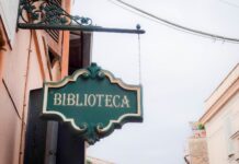 Capena, vandali imbrattano di escrementi la biblioteca comunale