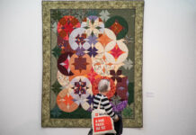 Lo potevo fare anch’io: le mostre da non perdere a Roma e dintorni Donna che guarda all'interno di un museo d'arte contemporanea un'opera di un'artista namibiana