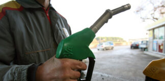 Benzina, ogni litro ha il suo tributo