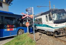 Sutri. Incidente autobus contro treno, 5 feriti