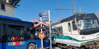 Sutri. Incidente autobus contro treno, 5 feriti